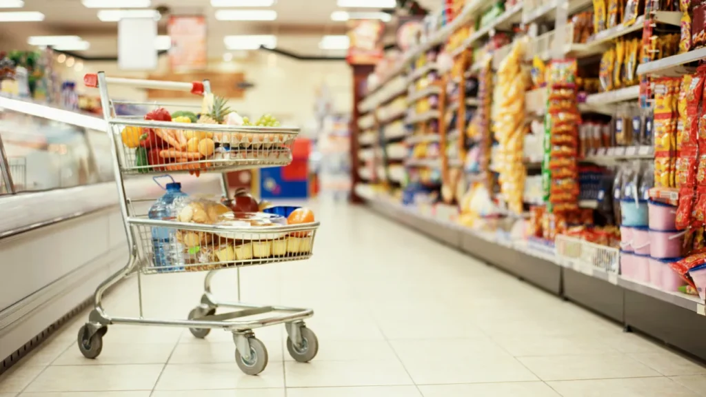 Até que horas fica aberto o mercado mais próximo