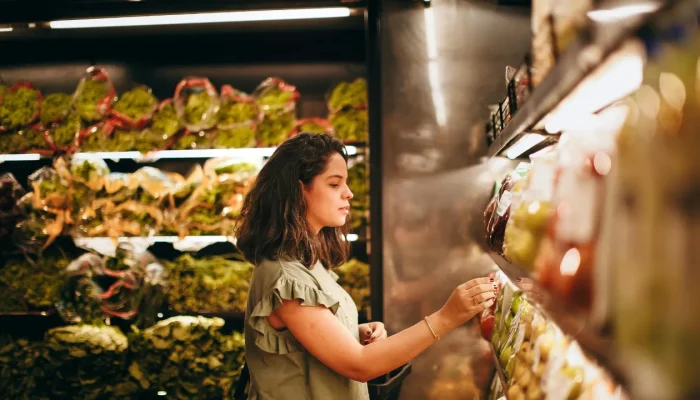 Até que horas fica aberto o supermercado aqui perto