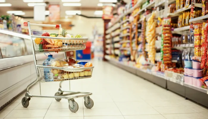 Até que horas fica aberto o mercado mais próximo
